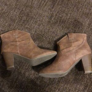 Camel ankle boots with small heel